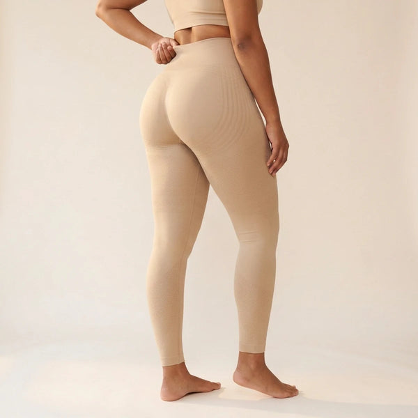 Legging sculptant ventre plat beige Elya, vue de dos trois-quarts — panneau frontal ventre plat, taille haute seamless