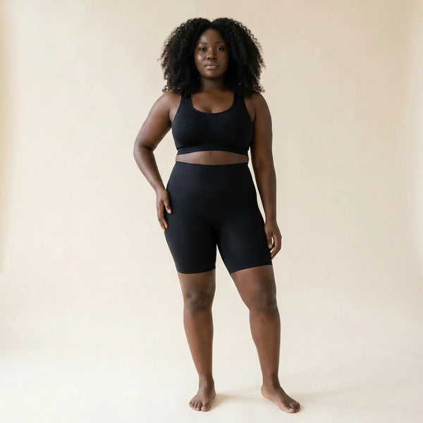 Shorty gainant invisible femme — vue de face, boyshort seamless noir taille haute, sans démarcation