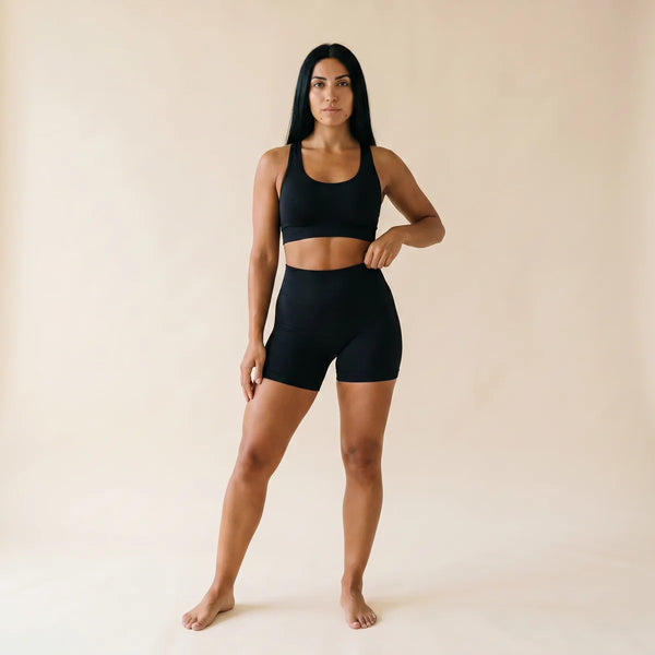 Shorty push-up Elya noir vue de face — effet rebondi naturel sur modèle taille M