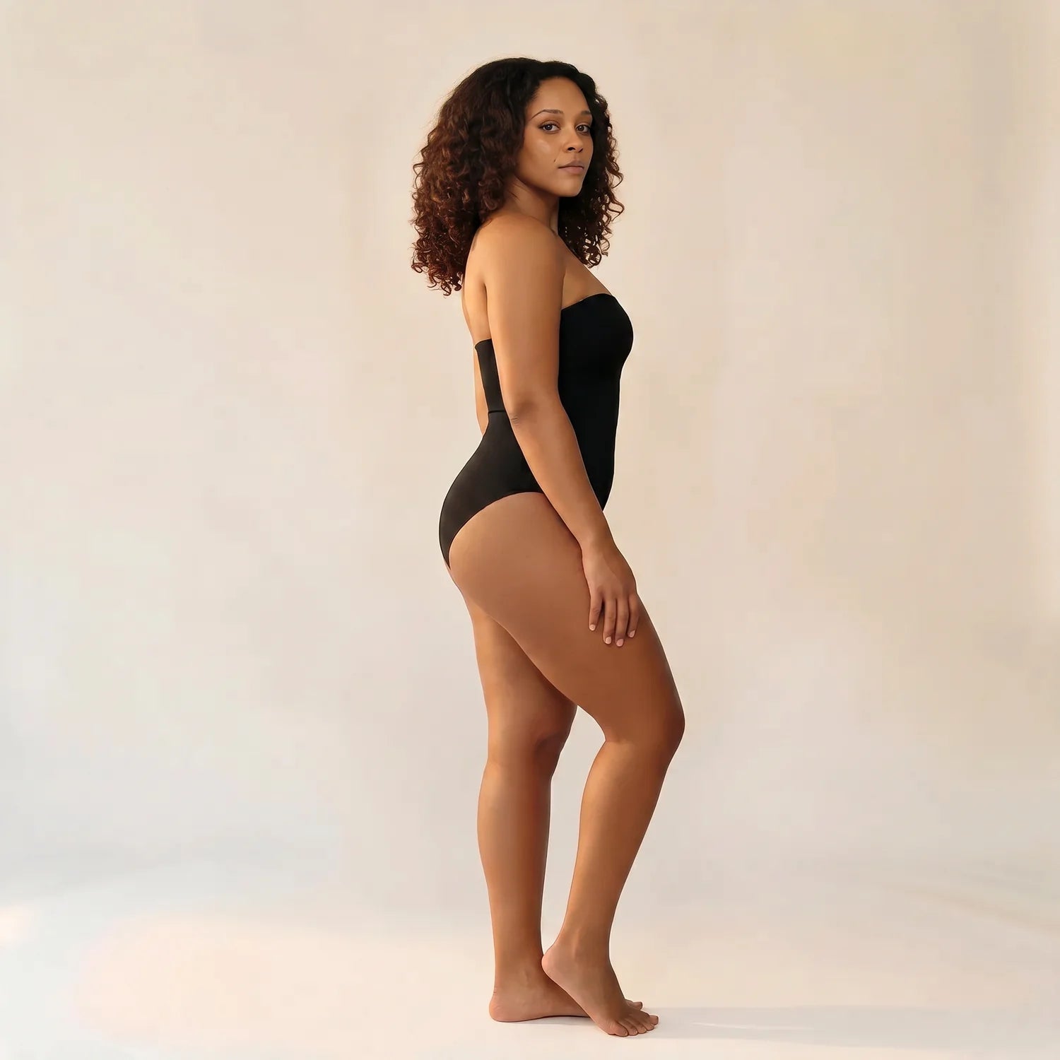 Body bustier gainant — vue de profil, maintien ferme silhouette galbée sous robe bustier