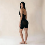 Body short noir, vue de dos jambes courtes