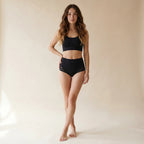 Culotte gainante invisible femme — vue de face, bord laser sans démarcation sous robe ajustée