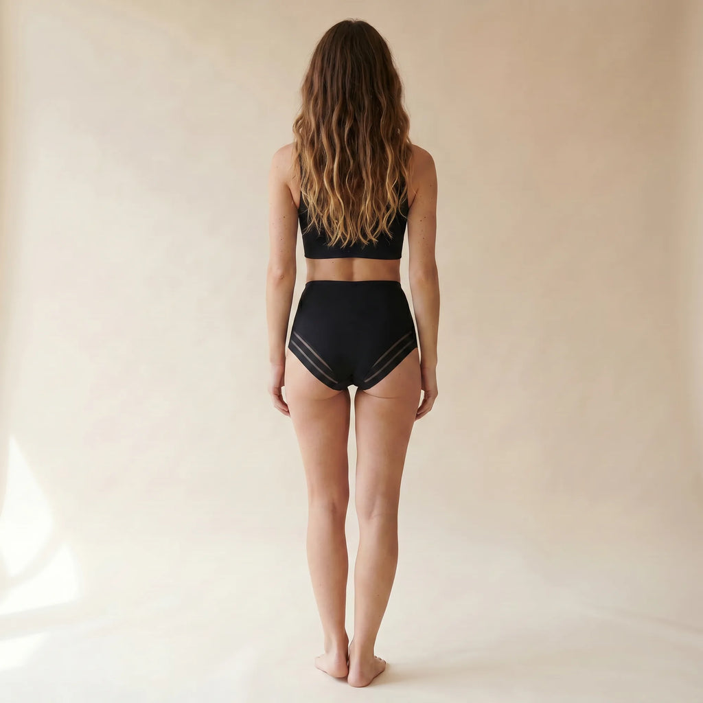 Culotte gainante invisible — vue de dos, bandes mesh discrètes ventre plat