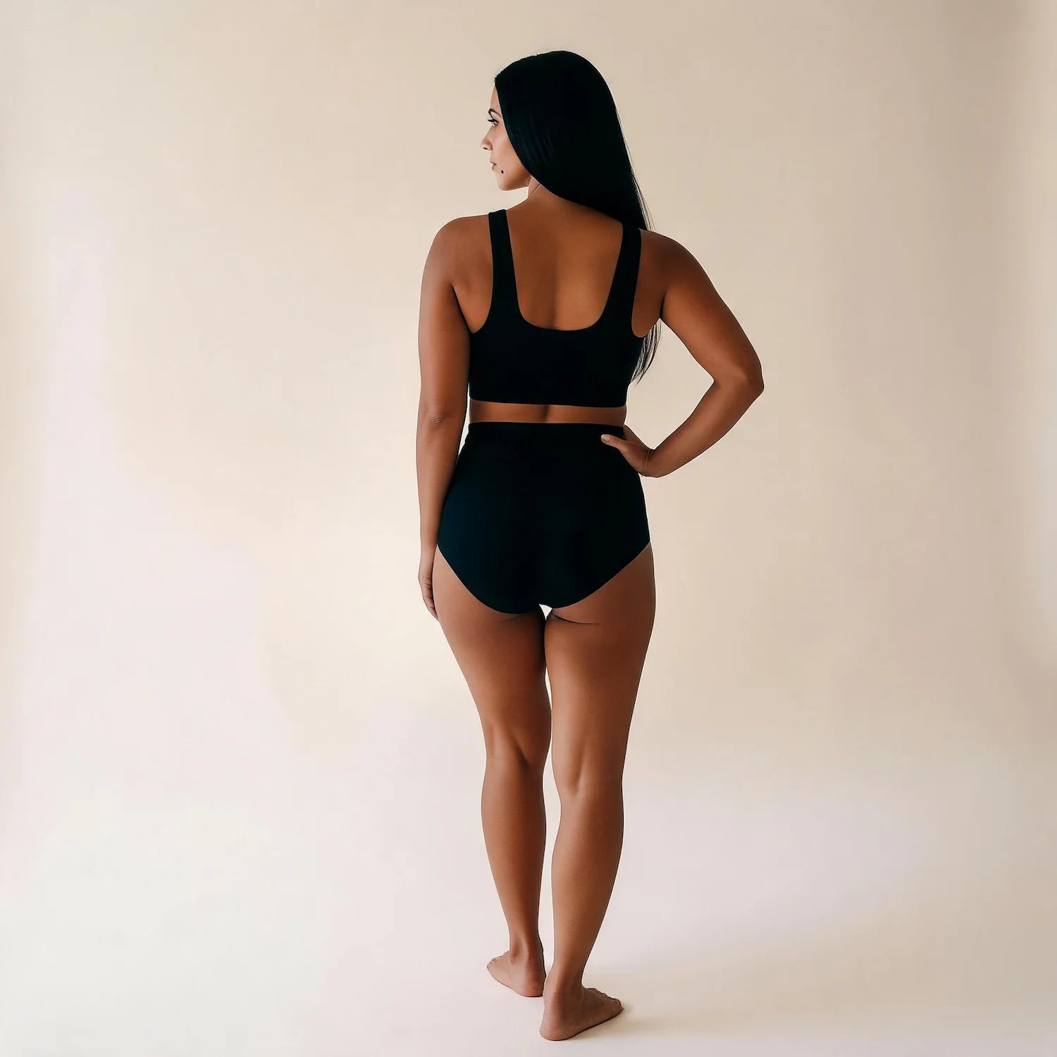 Culotte ventre plat noir, vue de dos couvrante