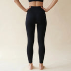 Legging amincissant noir Elya vue de dos, mains sur les hanches — galbe et maintien, taille haute seamless