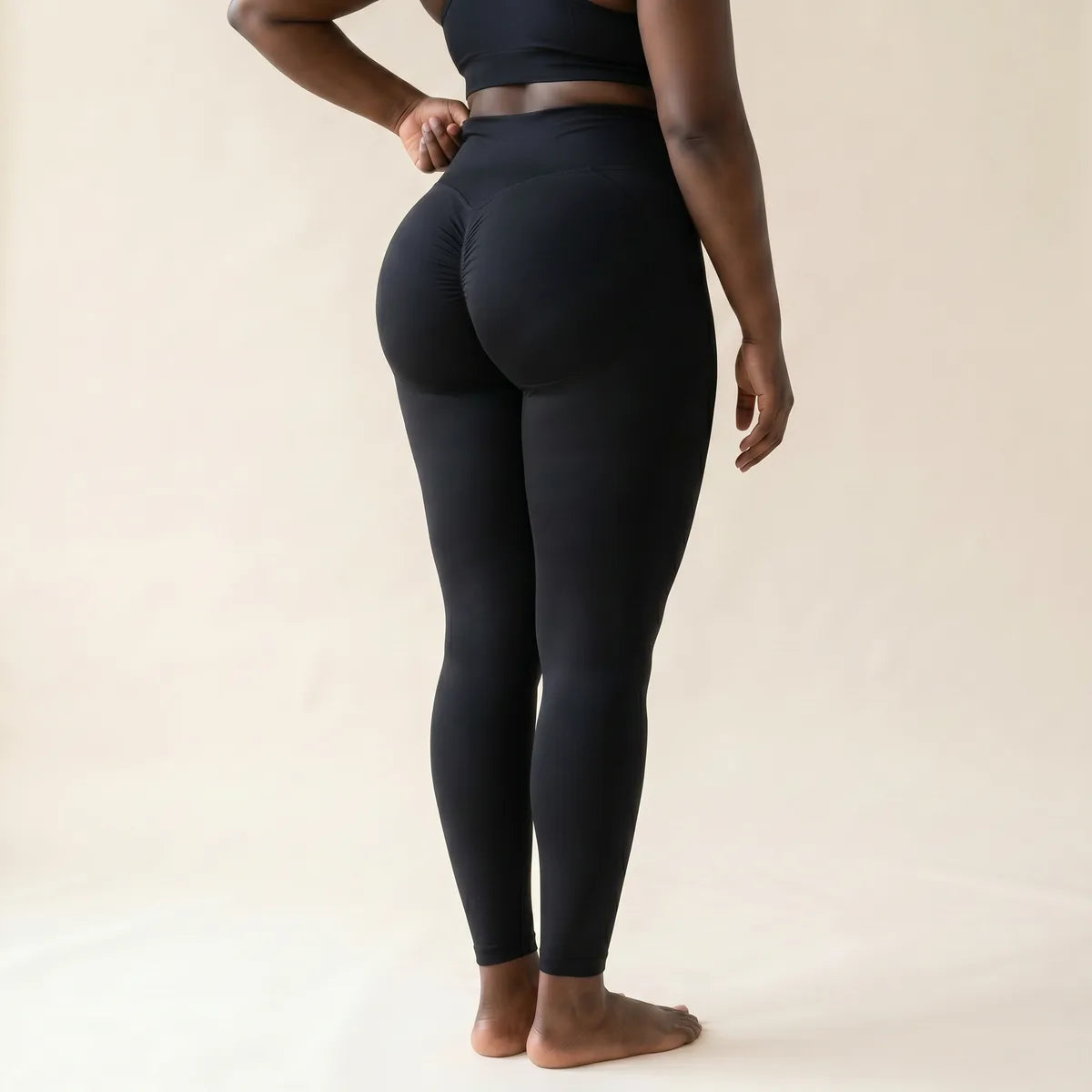 Legging push up gainant noir Elya vue de dos trois-quarts — galbe fessier et jambe affinée