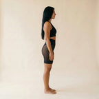 Panty anti-frottement noir de profil, coupe mi-cuisse contre les frottements