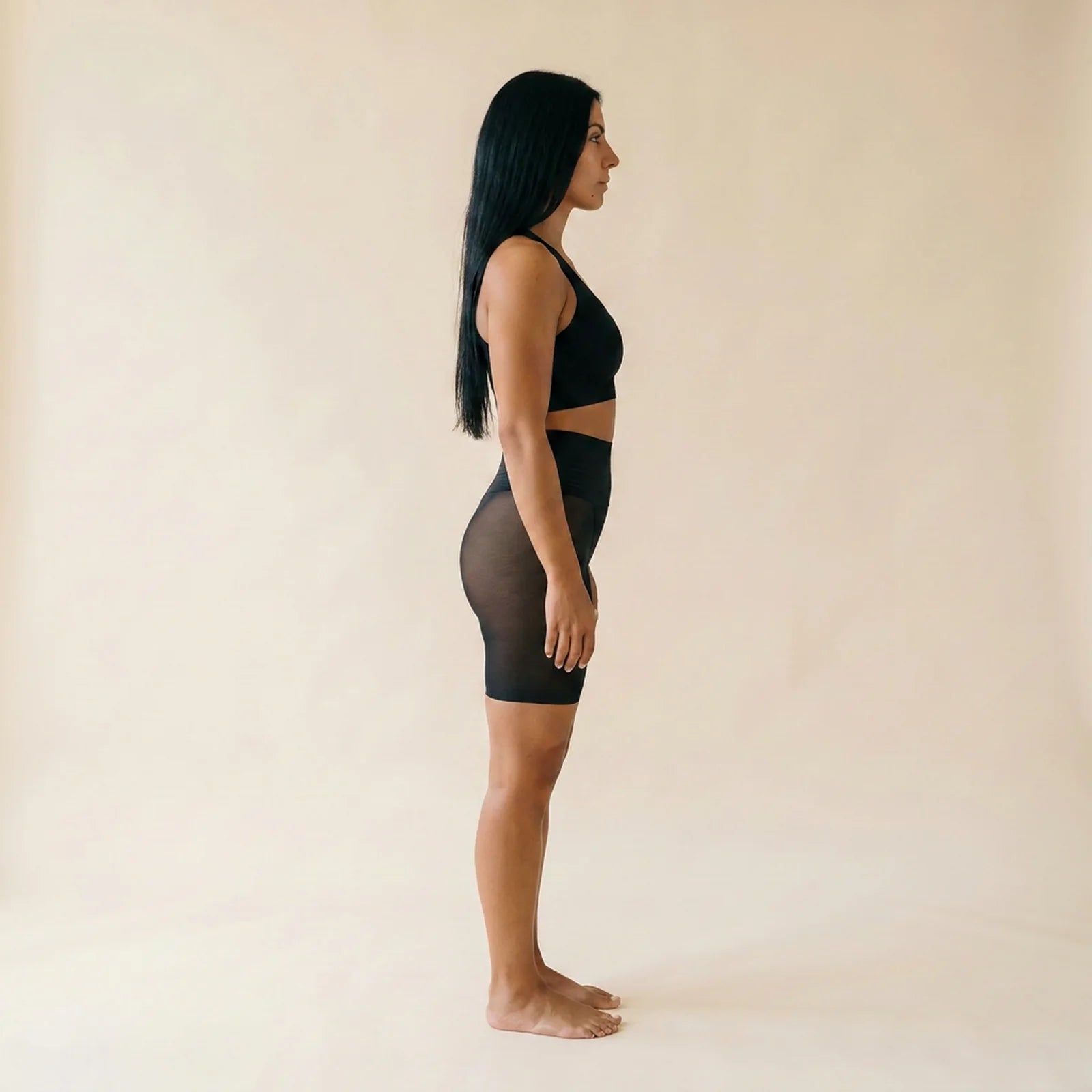 Panty anti-frottement noir de profil, coupe mi-cuisse contre les frottements