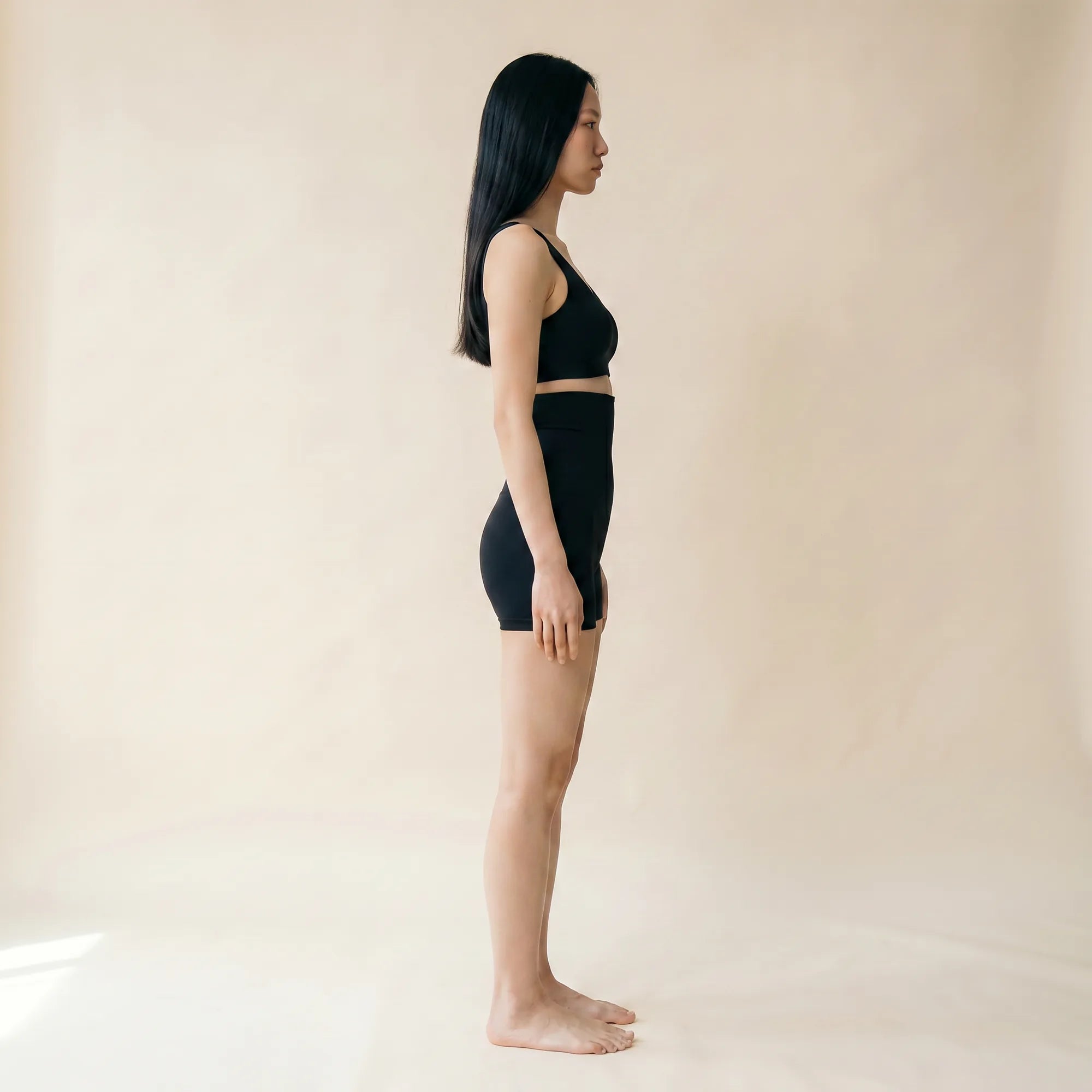 Panty gainant taille haute — vue de profil, silhouette galbée sans démarcation