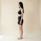 Panty gainant invisible — vue de profil, silhouette galbée sans démarcation sous les vêtements