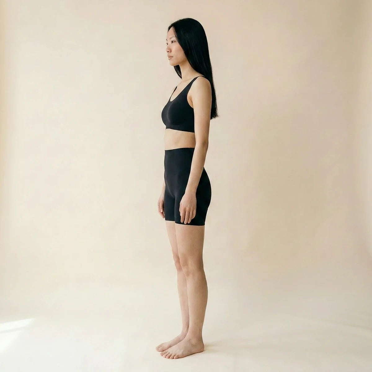 Panty gainant invisible — vue de profil, silhouette galbée sans démarcation sous les vêtements