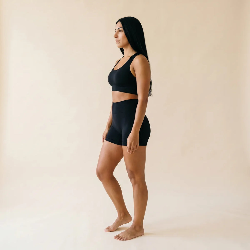 Shorty push-up noir Elya — silhouette galbée vue de profil, gainage taille haute