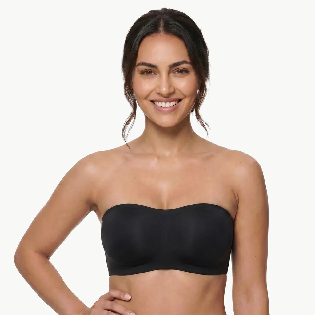 Soutien-gorge invisible sans bretelles noir porté de face